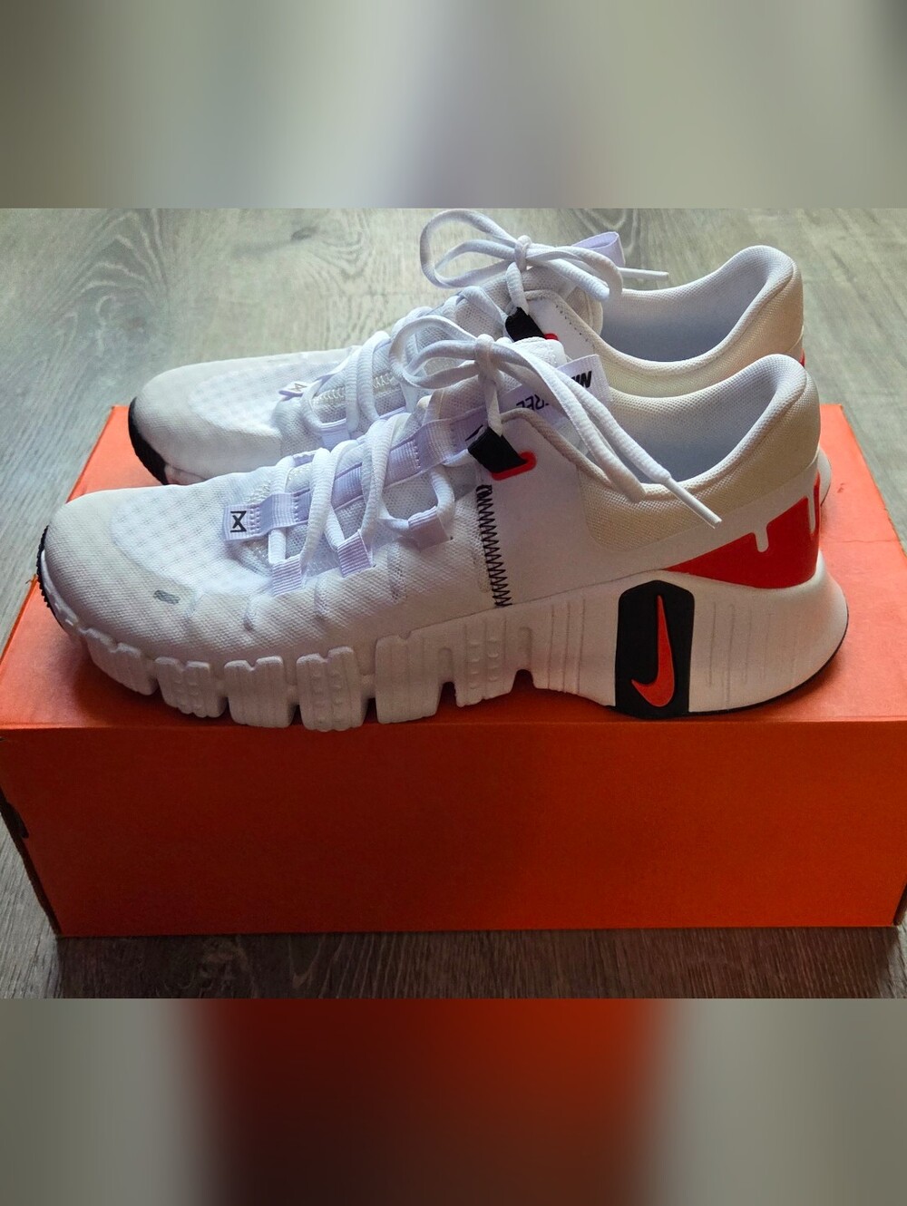 $65🔥 Final SALE Nike Free Metcon 5 White Athletic Sneakers Crimson & Black